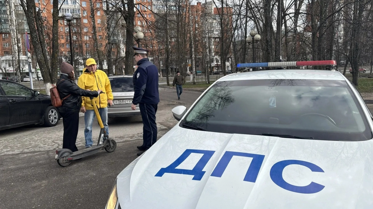 Дорожные инспекторы провели рейд среди самокатчиков Чебоксар и напомнили им ПДД