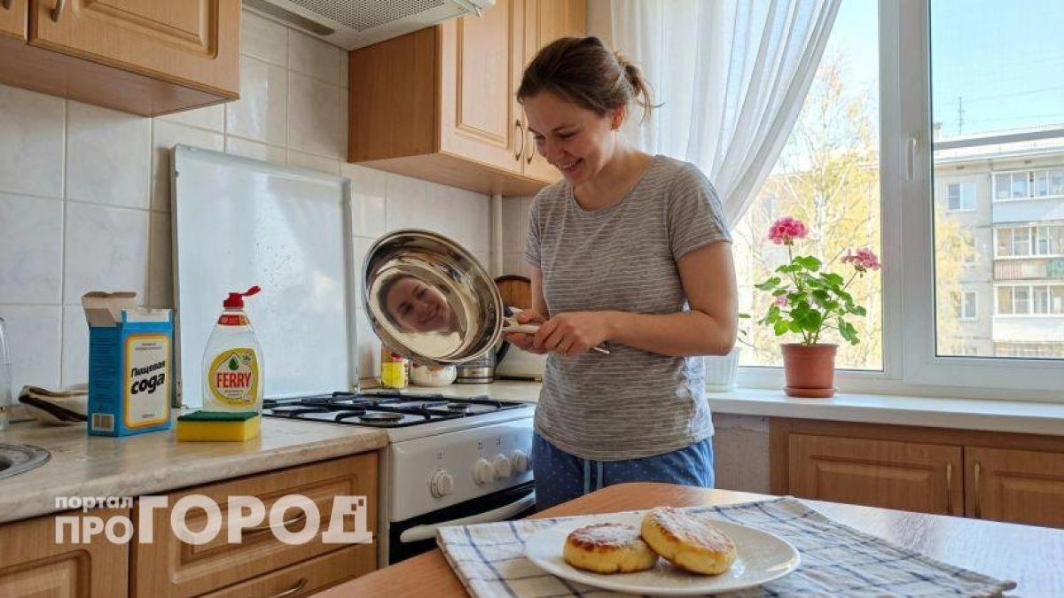 Выбросьте скребки в мусор: любой нагар слезет с посуды за считаные минуты благодаря этому средству с кухни