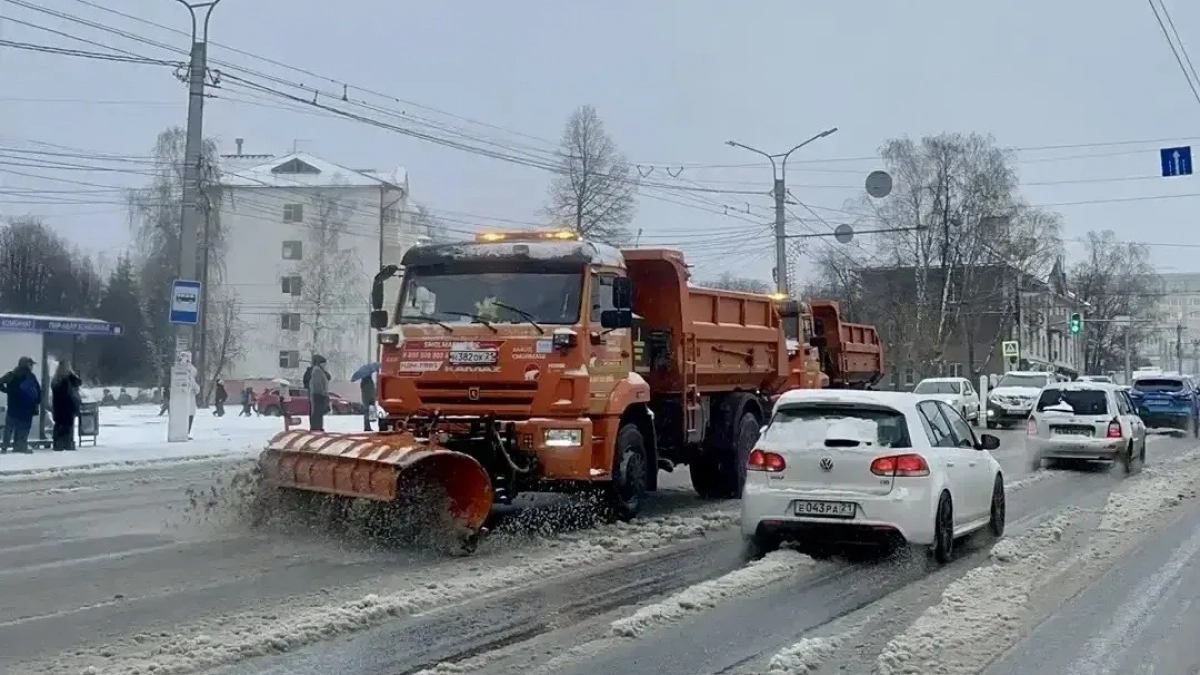 Снегопад в Чебоксарах заставил выйти на дороги снегоуборочную технику