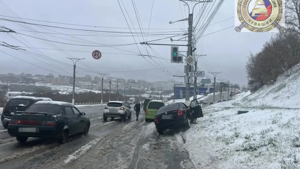 Апрельский снег в Чувашии застал водителей на летней резине врасплох
