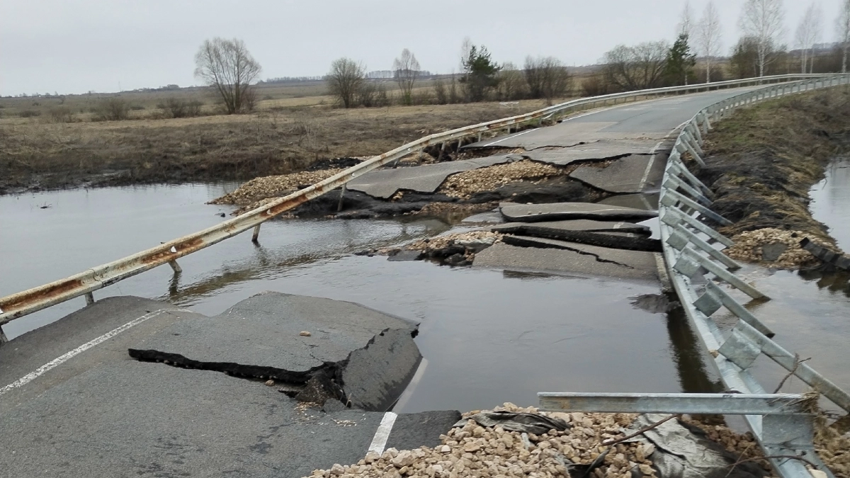На границе Чувашии паводок снес переправу через реку: люди остались без дороги, а районная администрация ничего не может сделать
