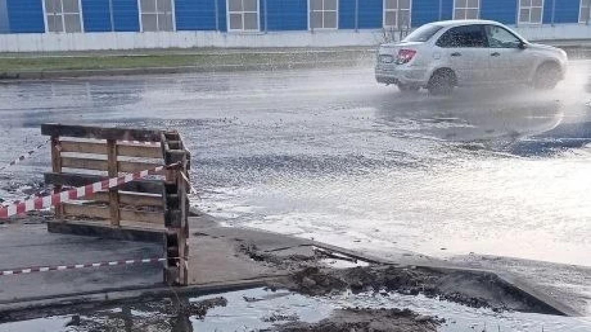 Две улицы Шумерли затопило водой: по одной бегут фекальные реки, на другой плавают утки и заливает подвалы