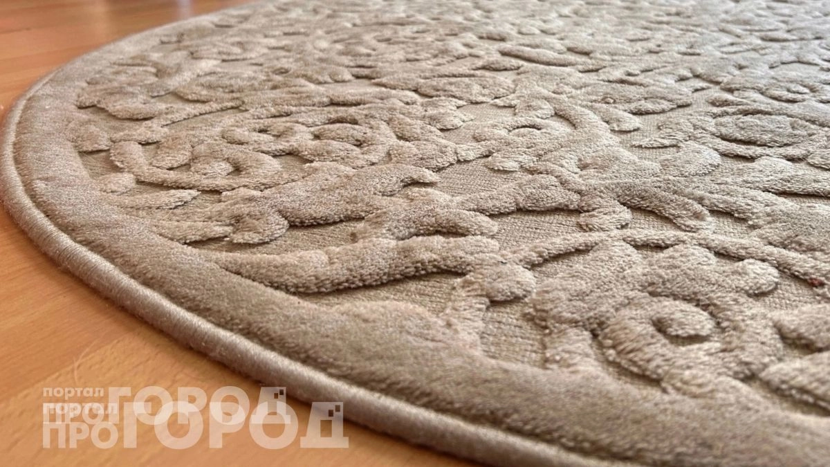 Забудьте про ковры на полу: дизайнеры массово переходят на практичные покрытия, которые упрощают уборку