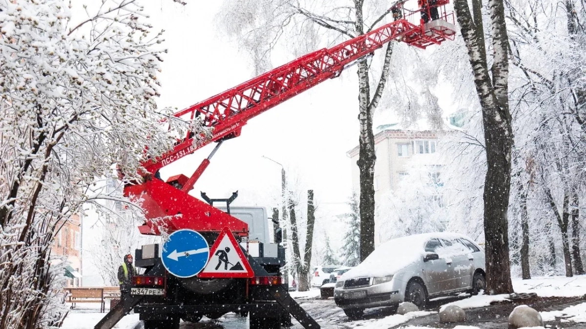 В Чебоксарах убирают поваленные деревья, восстанавливают электричество и чистят дороги в усиленном режиме