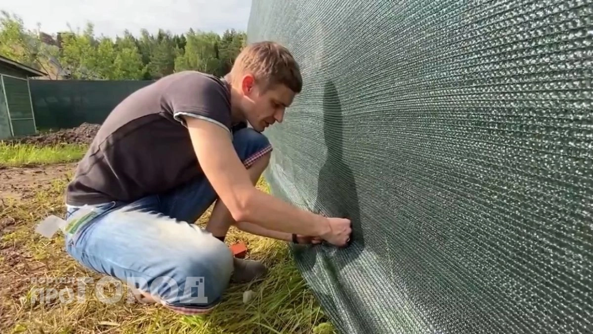 Сделал забор на даче за копейки без привлечения рабочих: делюсь простой схемой, которой завидуют все соседи