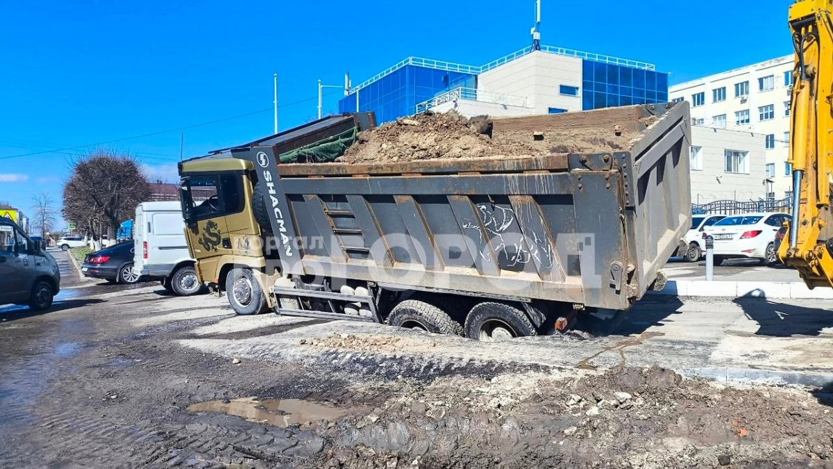 В Чебоксарах под колесами тяжелого грузовика провалился асфальт: произошел прорыв трубы с горячей водой