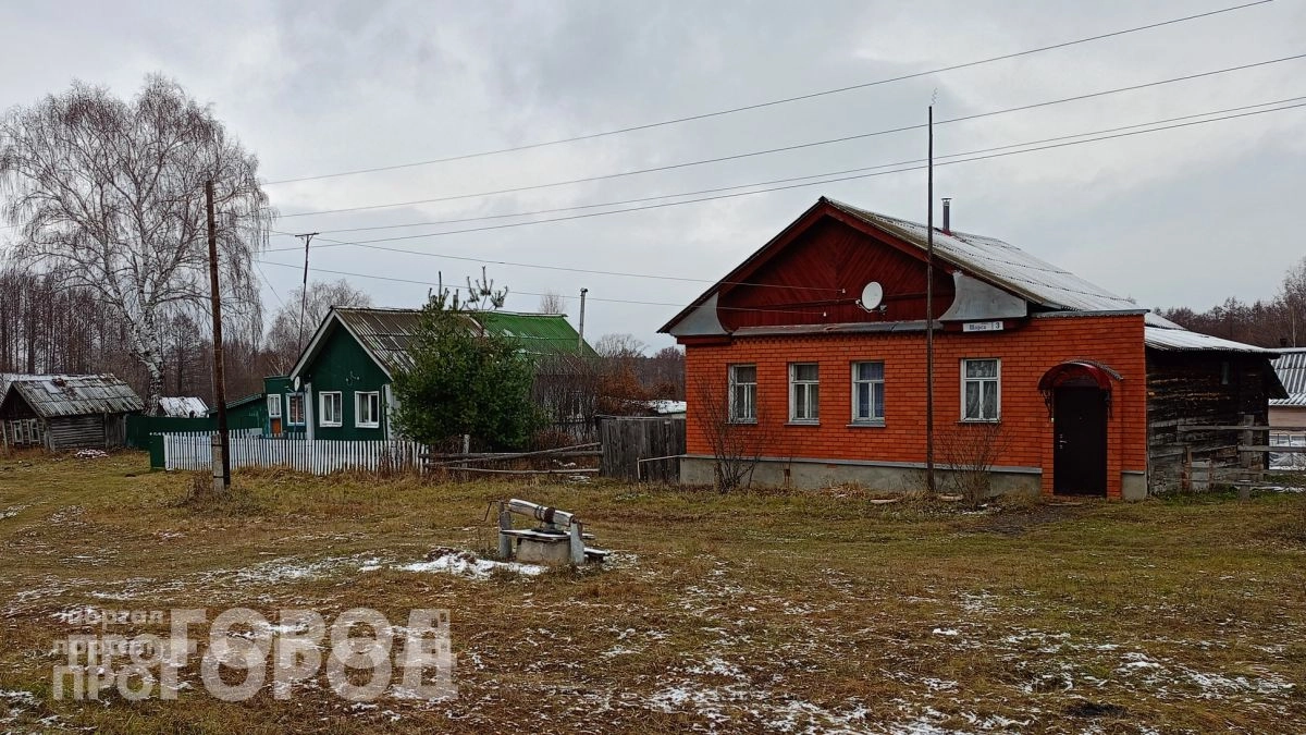 Выкинул дорогой сайдинг и сэкономил 200 тысяч: обновил фасад дома за копейки с помощью этого простого материала