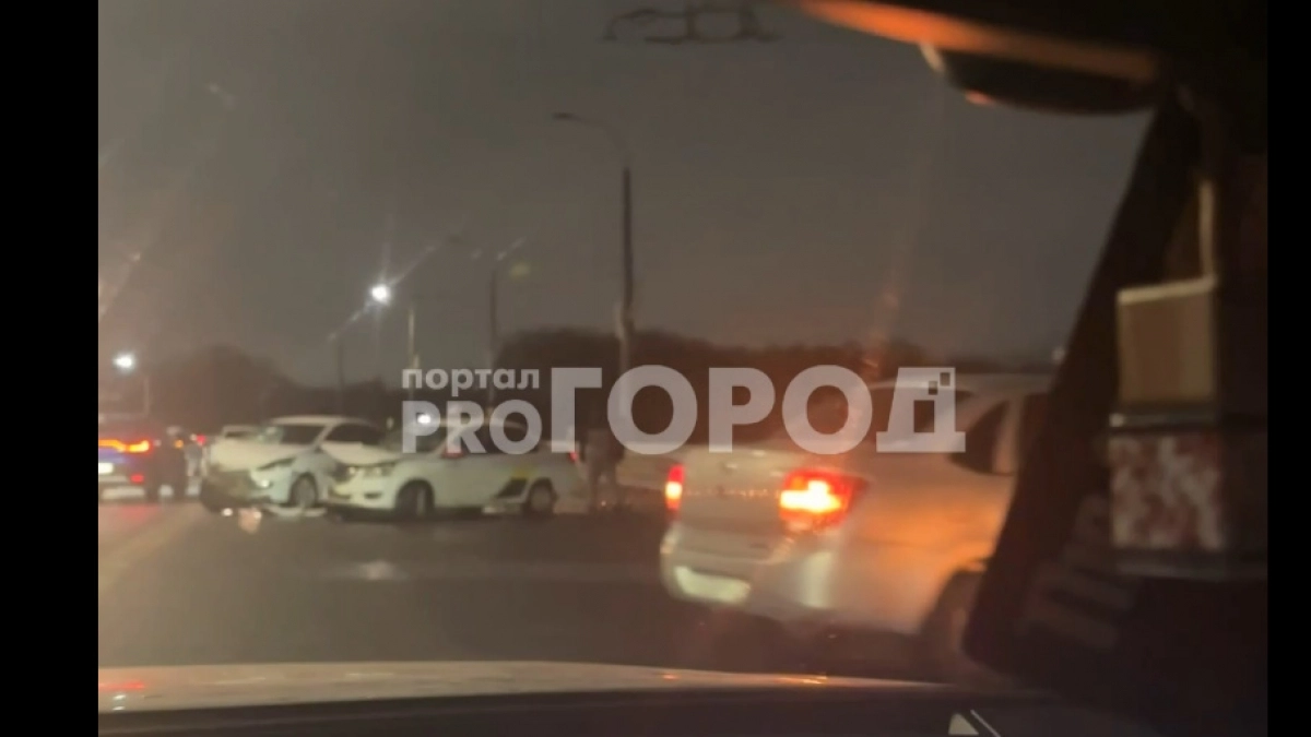 Массовое ДТП в Чебоксарах, прорыв трубы и другие важные новости за 22 апреля