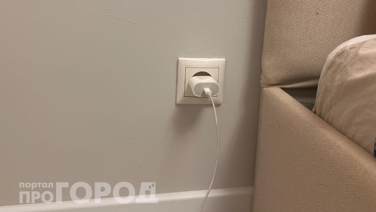 Нужно ли вынимать зарядник из розетки, если телефон зарядился: ответ может удивить 