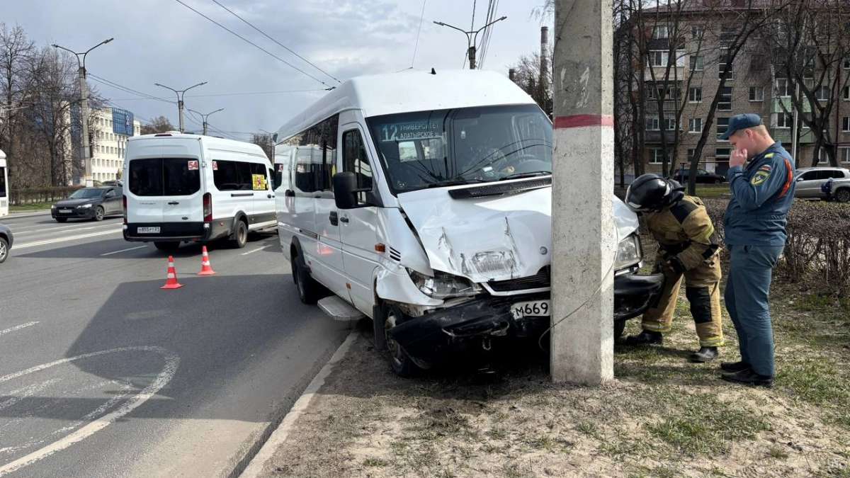 В Чебоксарах маршрутка въехала в столб: водителю стало плохо за рулем