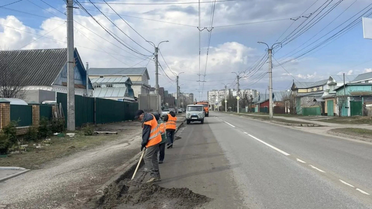 В Чебоксарах убирают смет, ветки и подметают магистрали