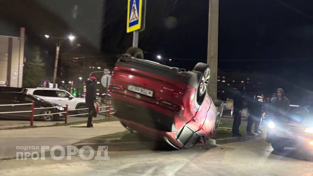 ДТП на кольце в Чебоксарах - машина опрокинулась на крышу
