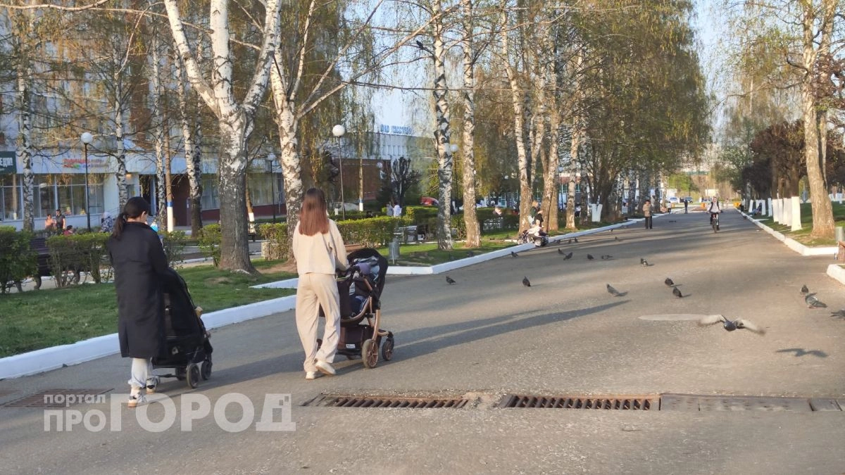 Праздничный сюрприз для пенсионеров и родителей: кому пособия придут раньше срока