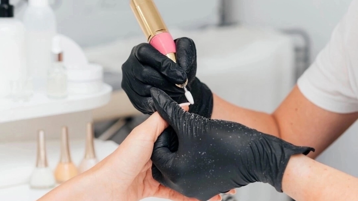 Длинные ногти признали устаревшими: какой маникюр повально побежали делать россиянки