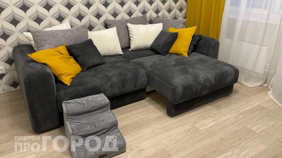 Отмыла диван за 10 минут без химчистки: копеечное средство из аптеки отстирает даже застарелые пятна на мебели