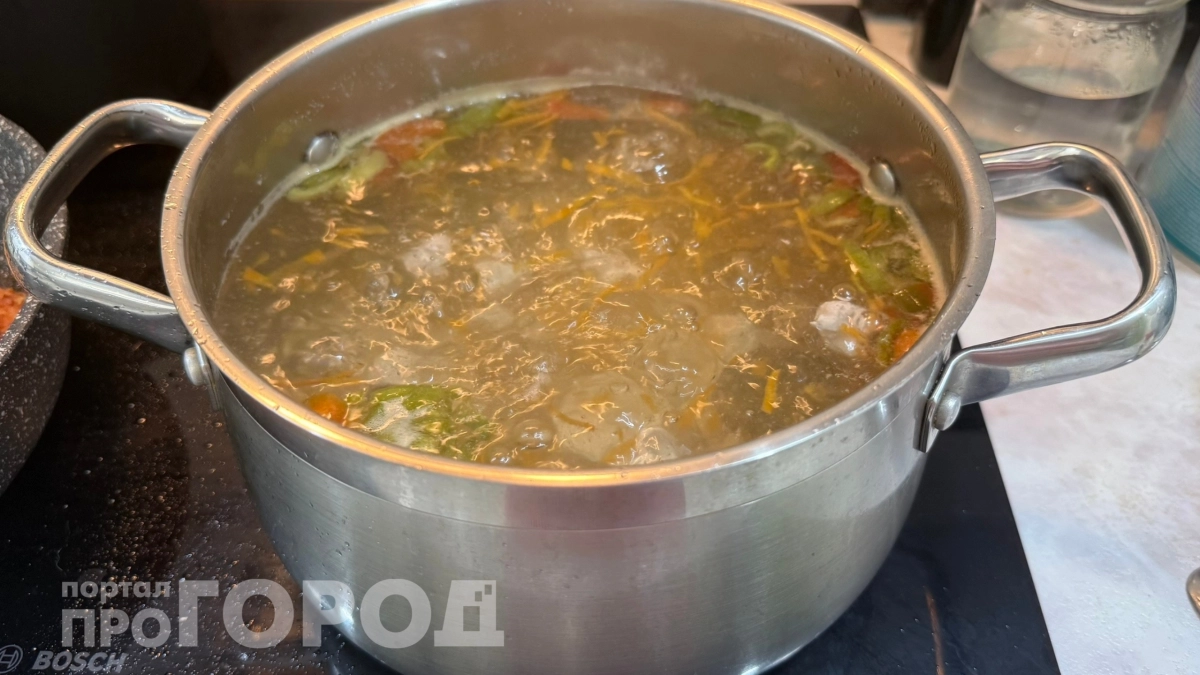 Этот ингредиент портит вкус куриного бульона: добавляет каждый второй – чем заменить