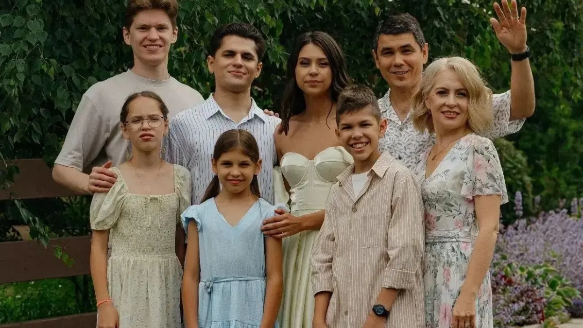 Путин наградил многодетную семью из Чебоксар медалью ордена "Родительская слава"