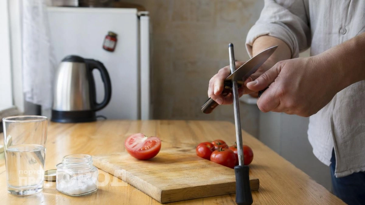 Забудьте про точильные камни: как заточить нож до состояния бритвы обычным предметом за пару минут