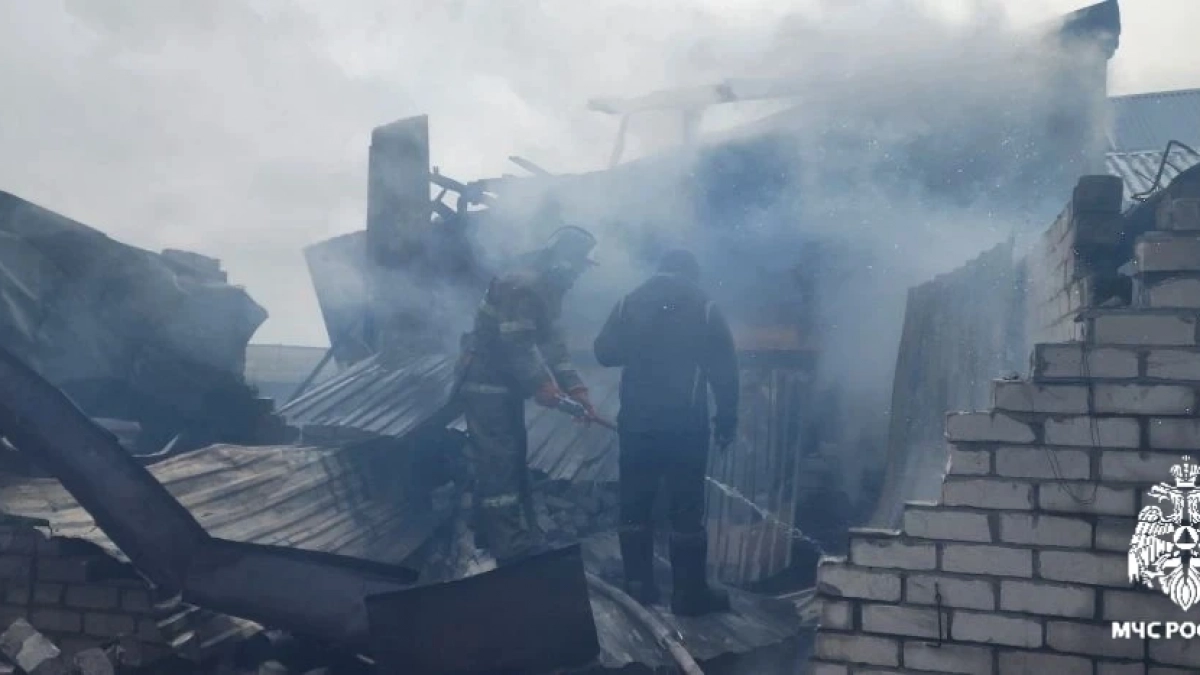 В Комсомольском районе загорелся дом, внутри которого находился мужчина