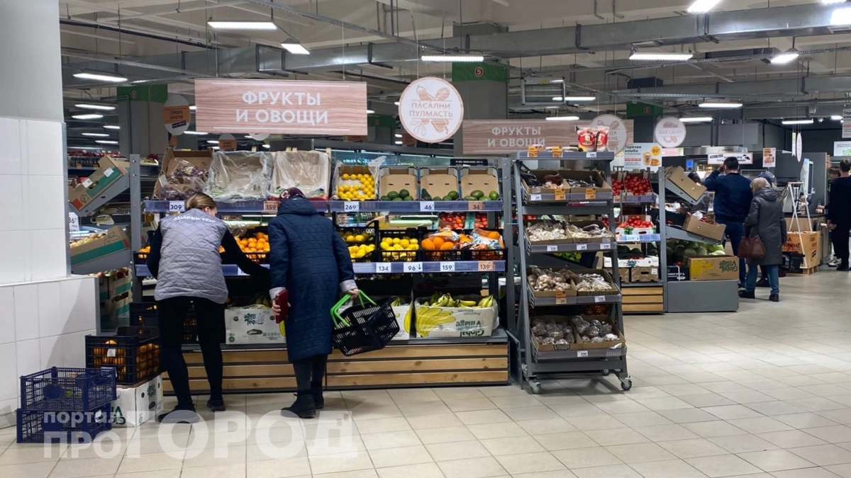 Тайные правила магазинов: зачем кассиры из "Пятерочки" сами взвешивают фрукты на кассе