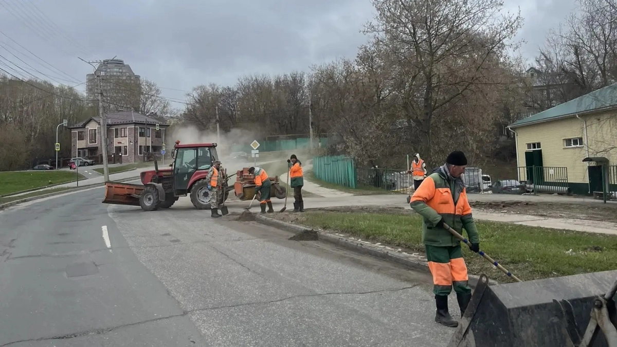 Коммунальные службы усилили уборку на загруженных магистралях в Чебоксарах