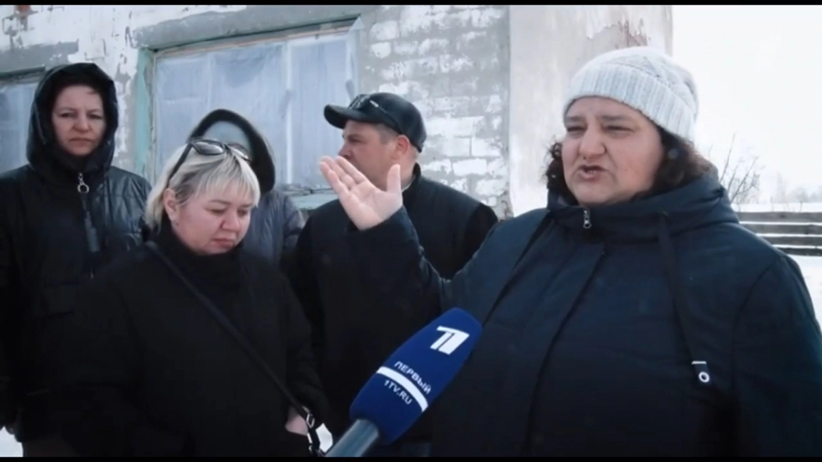 Жители дома-призрака из Козловки приехали на “Мужское / Женское”: “Администрация ждет нашей смерти”