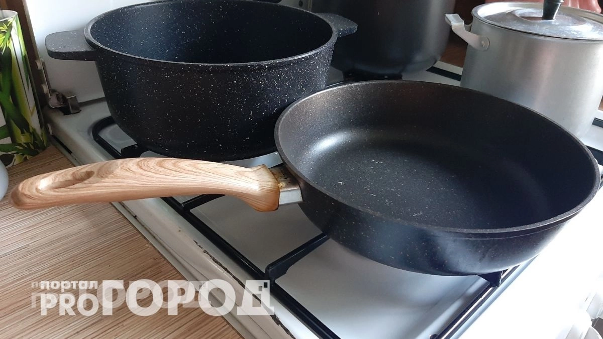Больше не оттираю сковородки часами: ресторанный метод очистки жира до блеска без дорогой бытовой химии