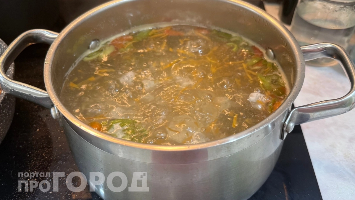 Этот овощ портит вкус супа: многие добавляют его по привычке, а зря – чем заменить