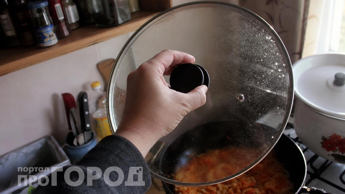 За секунды отмываю весь налипший жир со стеклянных крышек без химии: без губки и щеток