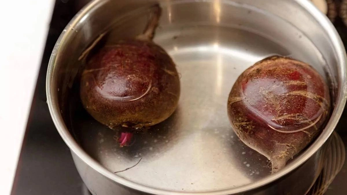 Свекла отдает до 50 % вкуса и пользы в воду: как правильно готовить на салаты 