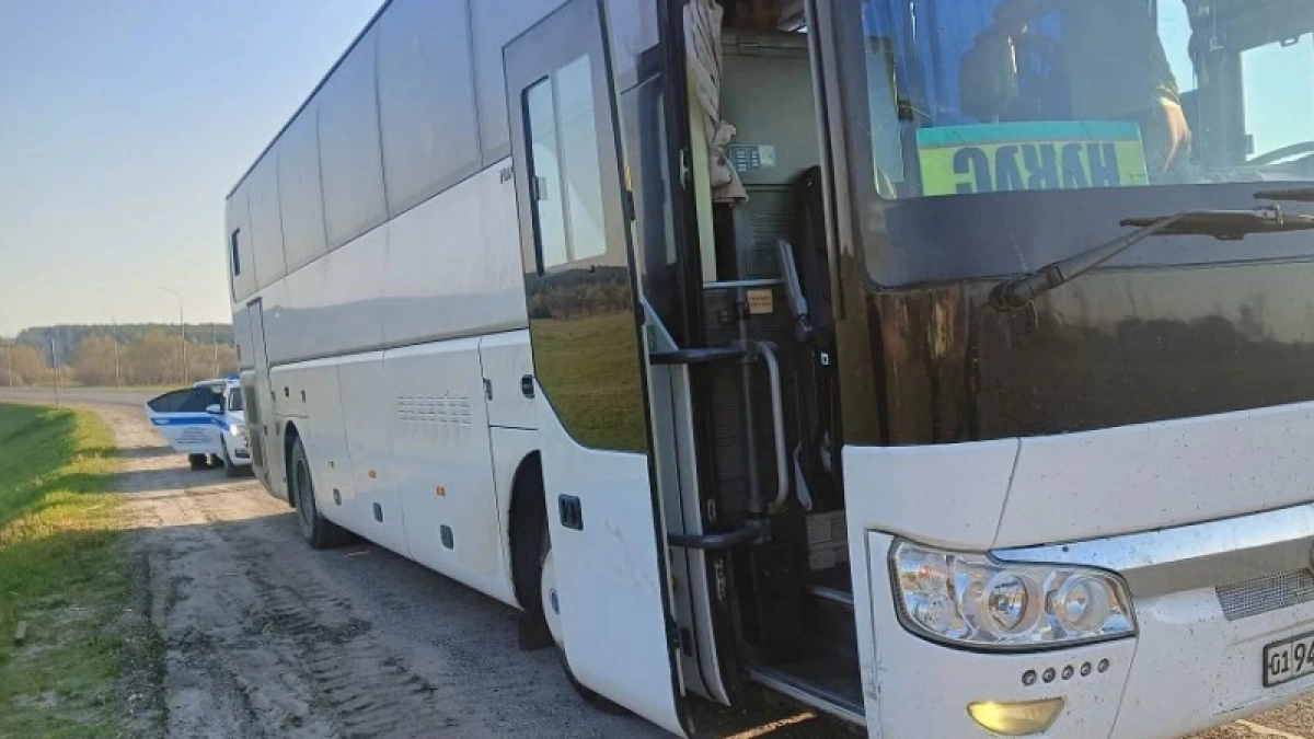 Автобус из Москвы с иностранными номерами остановили в Чувашии, двоих пассажиров выдворят из России