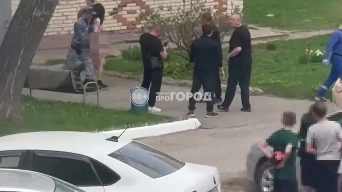 В Новых Лапсарах задержали мужчину, гулявшего по двору в чем мать родила 