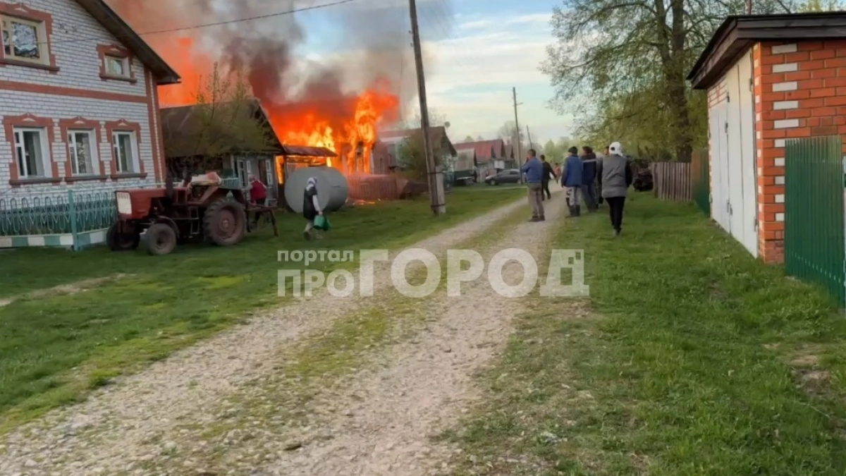 В Чебоксарском районе сгорели два дома: в одном из них был человек