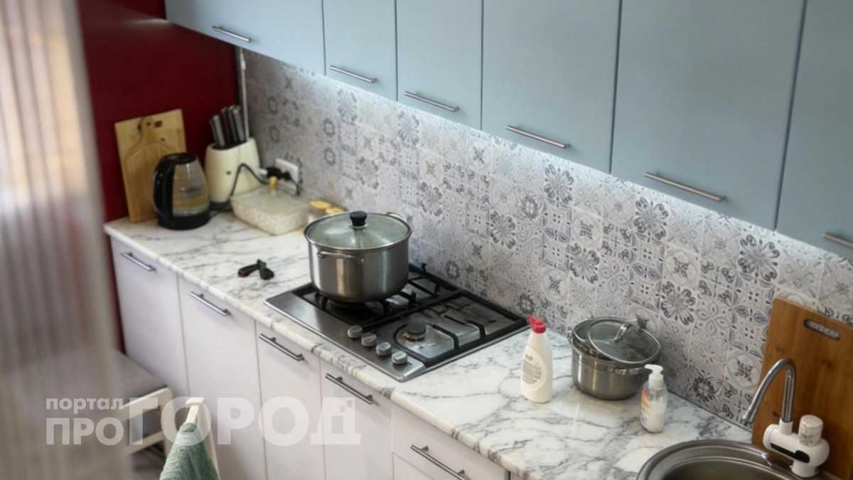 Сделала бомбический кухонный фартук из самоклеящихся панелей с Wildberries: шикарный ремонт за вечер 