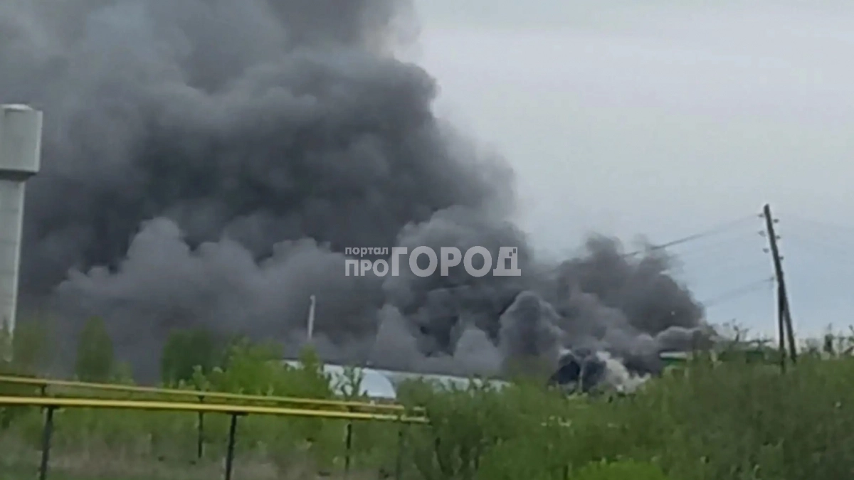 В Цивильском районе горит завод по производству дверей