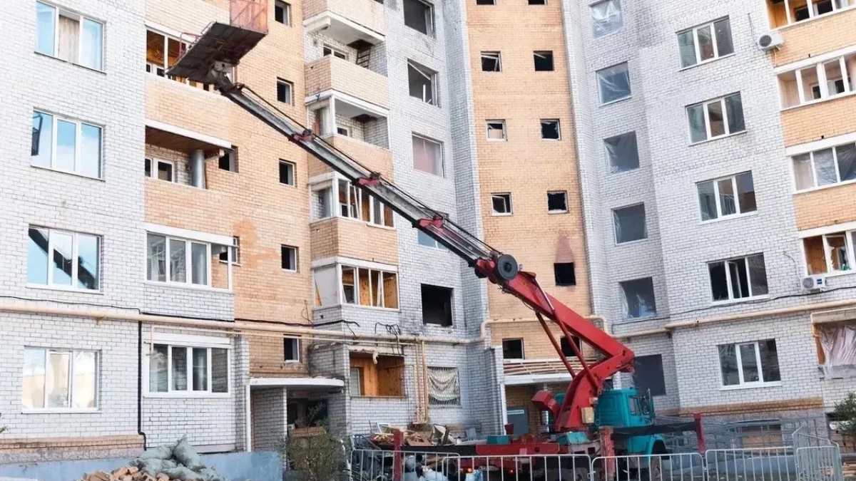 В Чебоксарах продолжают восстанавливать дома, поврежденные вражескими БПЛА