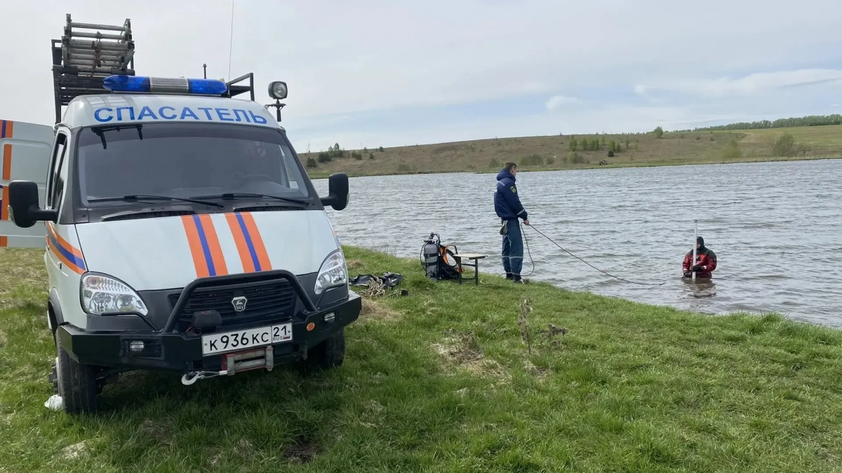 Перед открытием купального сезона в Чувашии водолазы очищают дно водоемов от опасного мусора