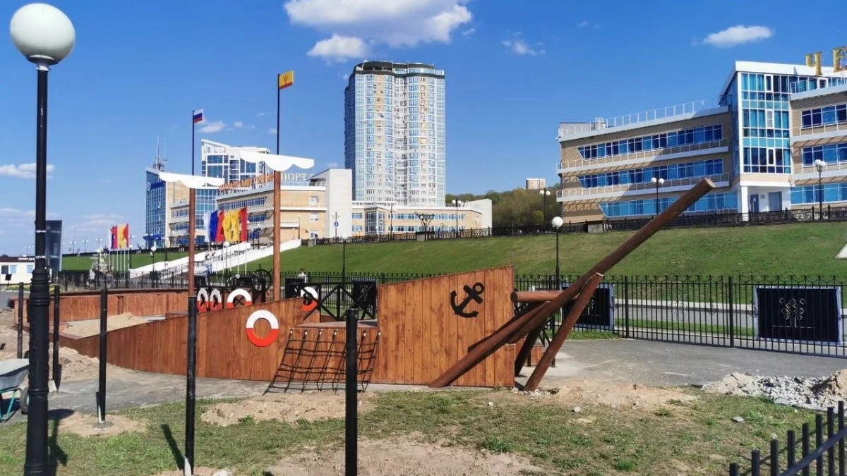 Самая большая в городе песочница-корабль и скульптура "Тухья" украсят Речной бульвар Чебоксар