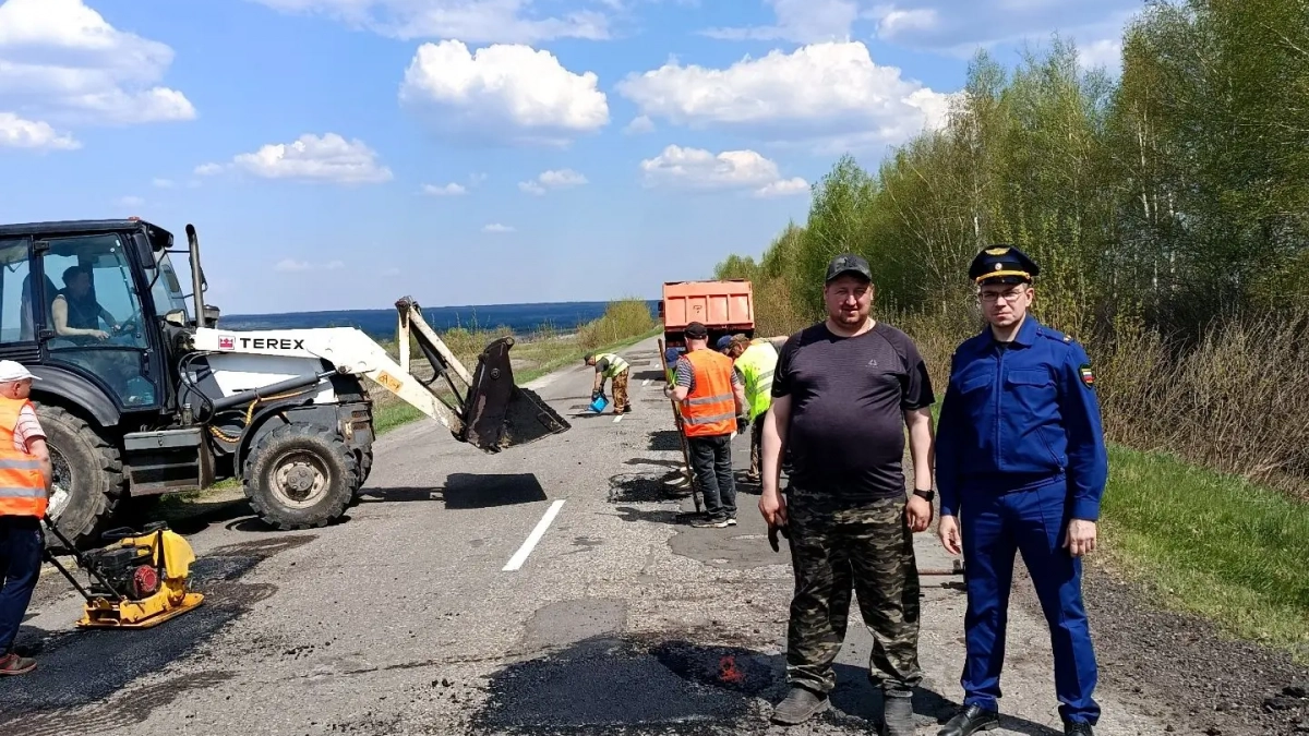 В Шемуршинском районе начали ремонт дороги после обнаружения глубоких ям прокуратурой