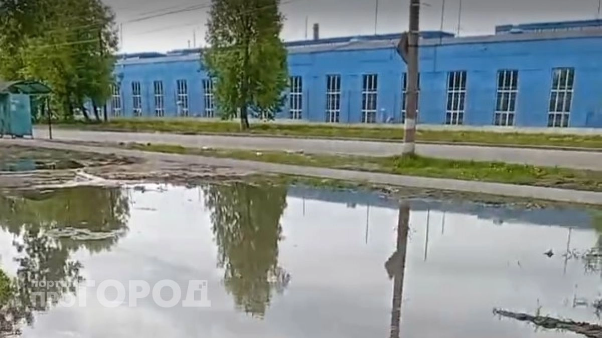 Улицу в Шумерле снова затопило канализационной водой: "Ксенофонтова нет, теперь кого снимете?"
