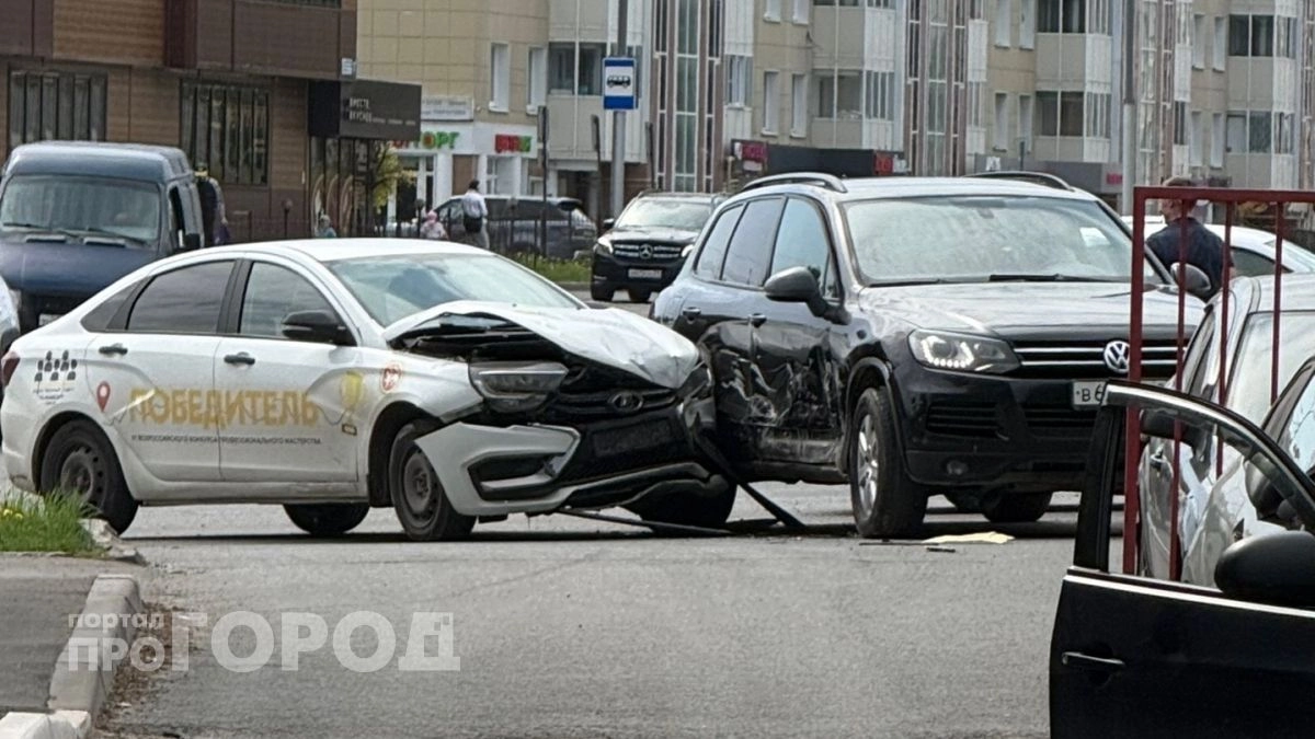 В Чебоксарах столкнулись иномарка и "победитель конкурса профессионального мастерства" 