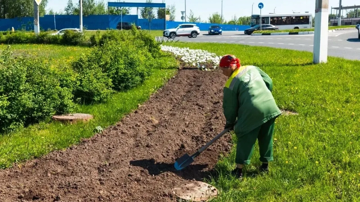 В Чебоксарах готовятся к лету: высаживают цветы и косят газоны