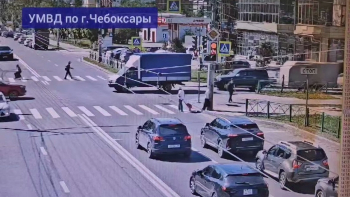 В Чебоксарах легковушка сбила школьника на электросамокате