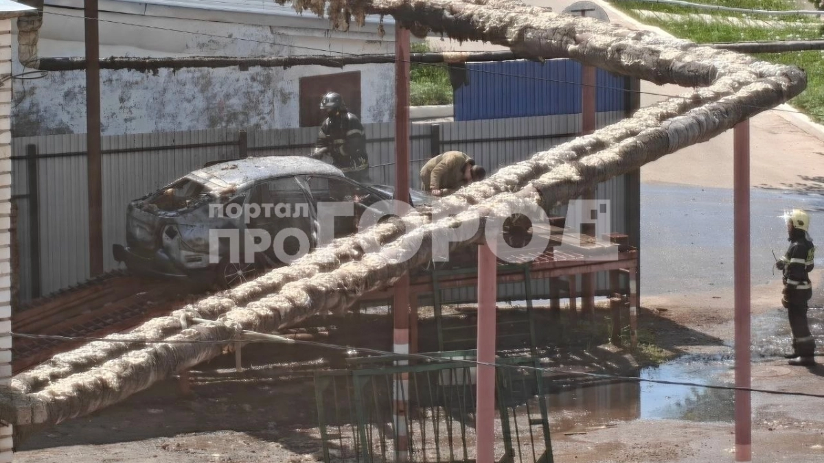 В Чебоксарах на улице Гагарина сгорела легковушка