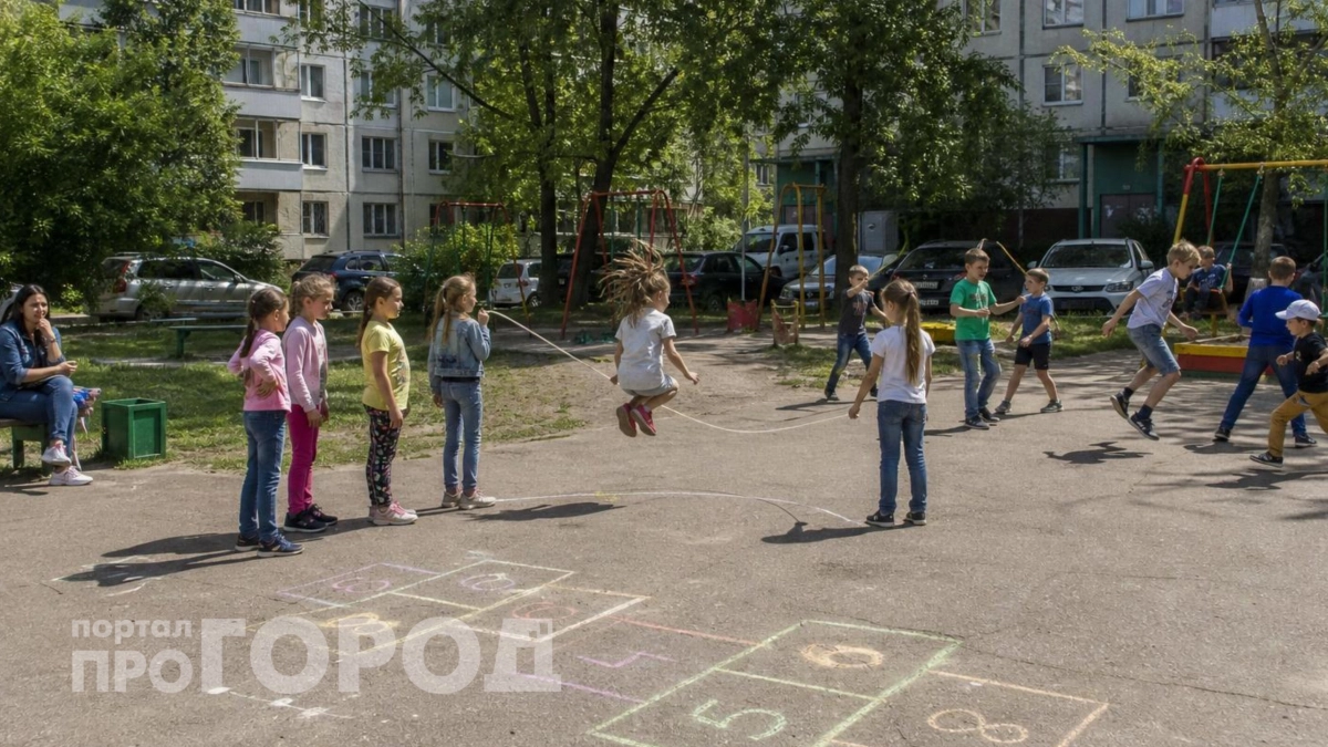 Во дворе снова шумно: я просто показала дочке игры из СССР – и дети оставили телефоны дома