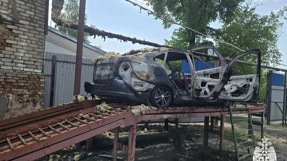 В МЧС назвали причину пожара на улице Гагарина, где вспыхнула "Лада Гранта"