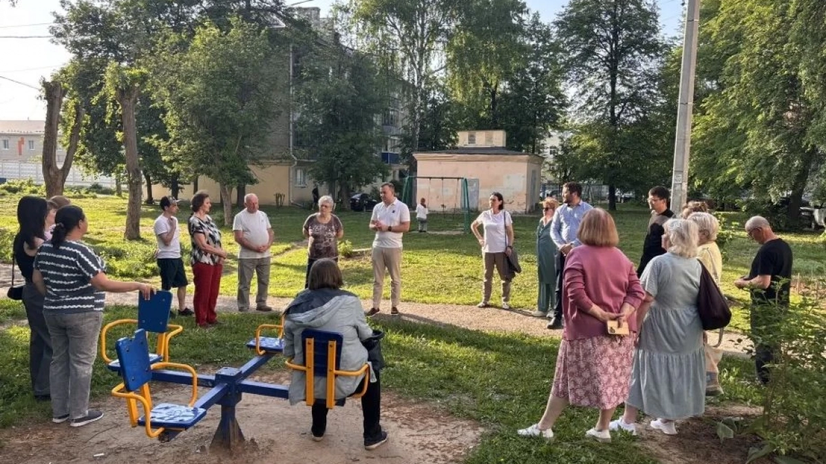 Жители трех районов Чебоксар обсудили насущные проблемы с властями прямо во дворах