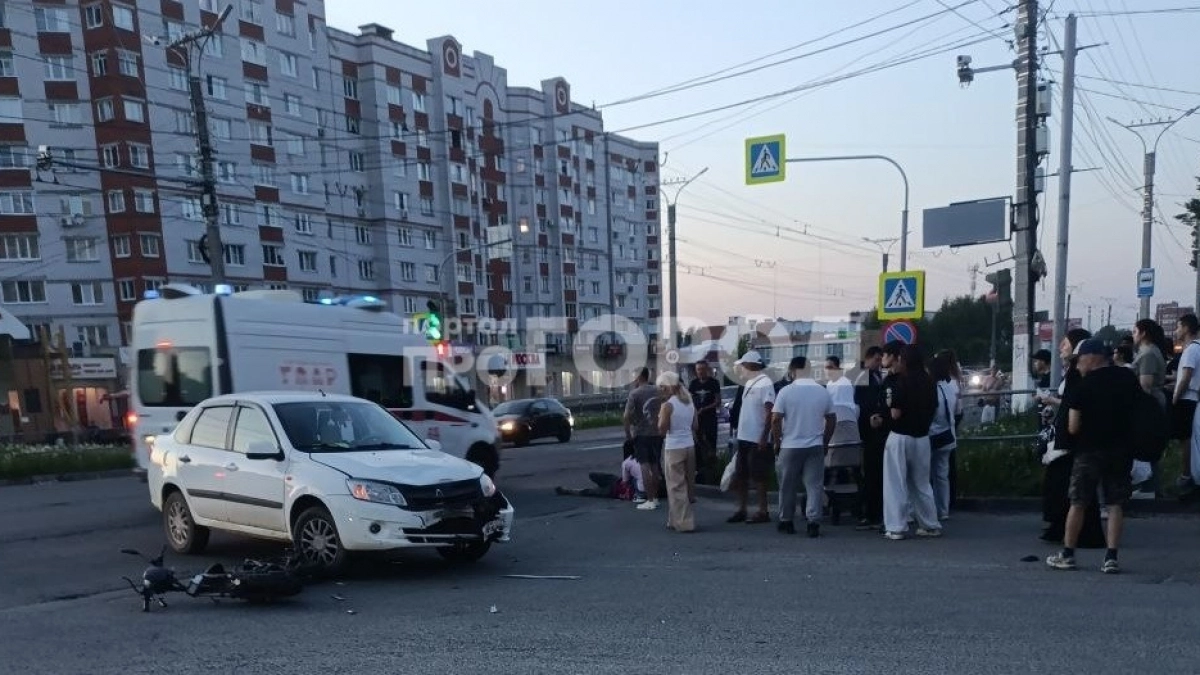 В Чебоксарах "Лада Гранта" сбила курьера: на место приехала скорая