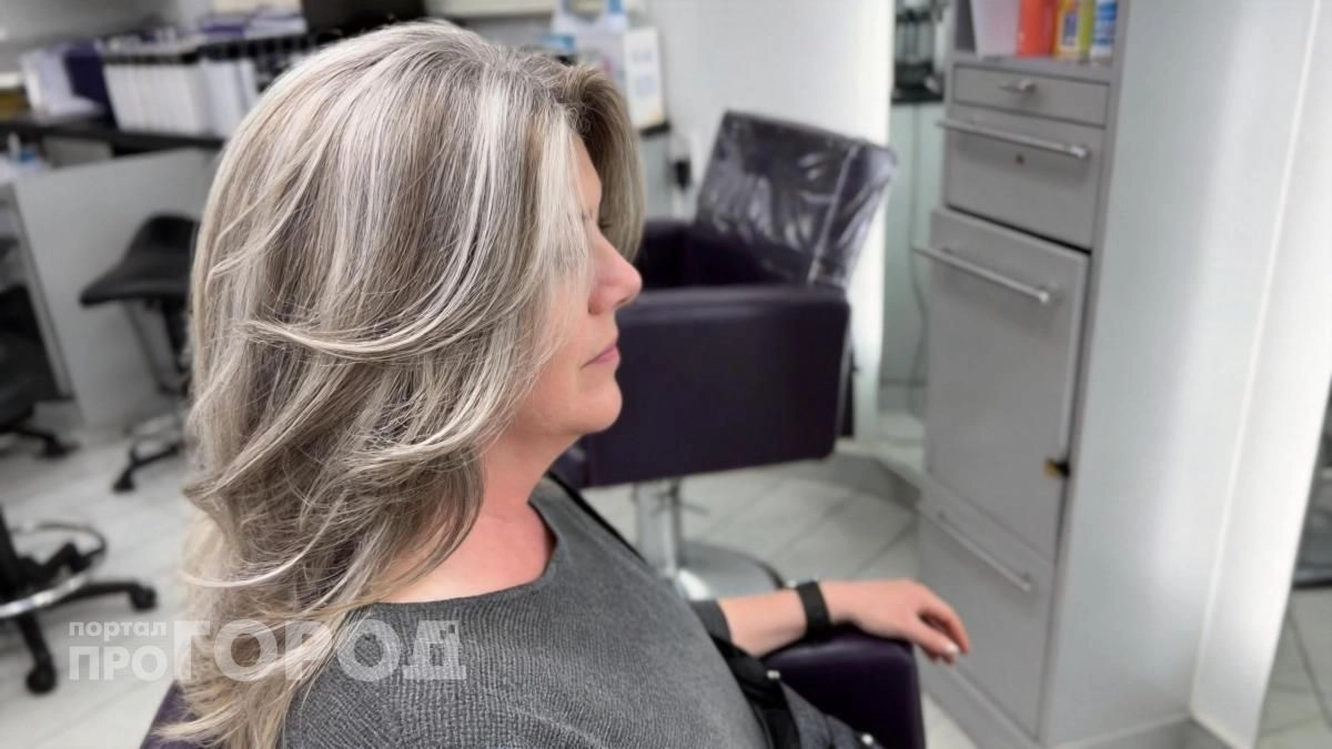 Хватит тратить деньги на окрашивание корней: эта техника маскировки седины выглядит дорого и стильно