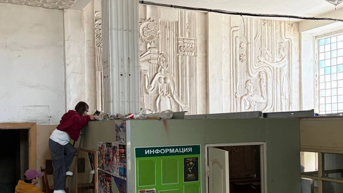 Чебоксарские активисты пытаются спасти от гибели монументальные фрески сносимого ХБК